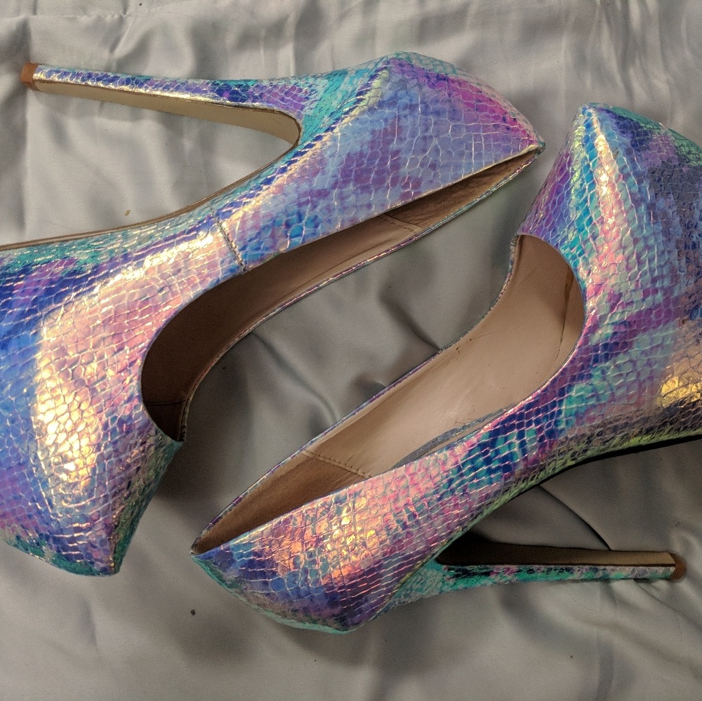 Holographic Python Pumps - Picture 4 of 5